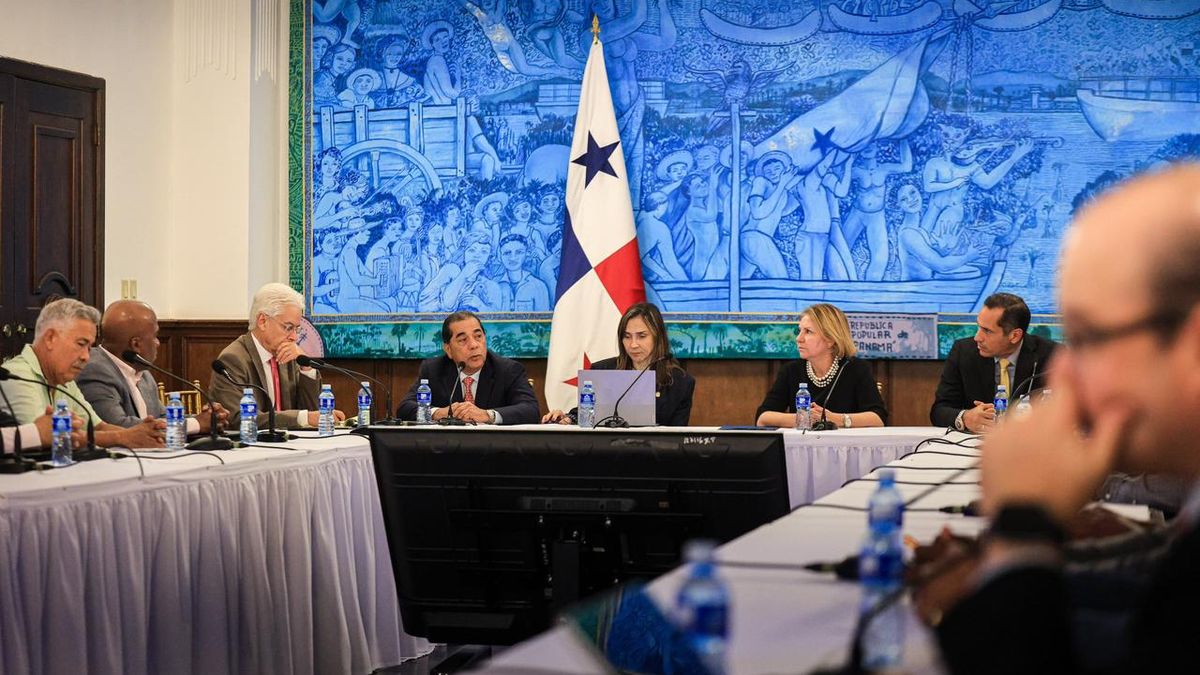 El Gobierno conformó una comisión de alto nivel por la crisis del petróleo. El Gobierno conformó una comisión de alto nivel por la crisis del petróleo.