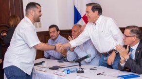 Ejecutivo firma convenio con productores nacionales