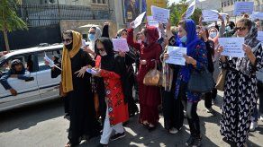 Mujeres afganas salieron a protestar por sus derechos