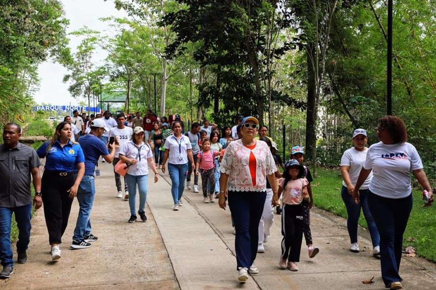 Con una jornada de actividades culturales, deportivas y educativas, este miércoles 30 de abril quedó inaugurado formalmente el Parque Norte, un nuevo espacio diseñado para beneficiar a los más de 240,000 habitantes de los cinco corregimientos del área norte del distrito de Panamá. Con una jornada de actividades culturales, deportivas y educativas, este miércoles 30 de abril quedó inaugurado formalmente el Parque Norte, un nuevo espacio diseñado para beneficiar a los más de 240,000 habitantes de los cinco corregimientos del área norte del distrito de Panamá.