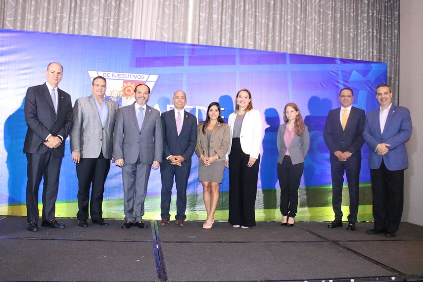 APEDE destacó la trayectoria empresarial de Juan E. Melillo, actual Gerente General de la Caja de Ahorros, y premió a otros miembros con la entrega de pines de lealtad y pines a nuevos socios. APEDE destacó la trayectoria empresarial de Juan E. Melillo, actual Gerente General de la Caja de Ahorros, y premió a otros miembros con la entrega de pines de lealtad y pines a nuevos socios.