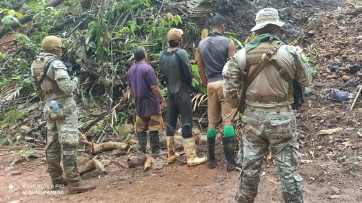 Detenidos por practicar la minería ilegal. | Foto: MiAmbiente