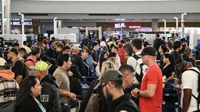 Trump amenaza a controladores aéreos por ausencias durante cierre de gobierno