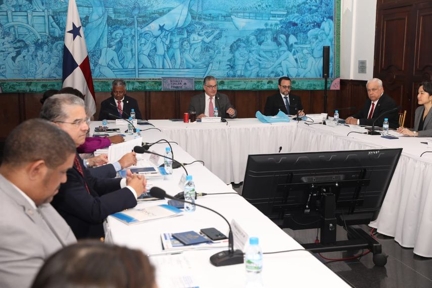 El plan fue sustentado a las autoridades del gobierno por Eduardo Ortega, secretario de la Senacyt. El plan fue sustentado a las autoridades del gobierno por Eduardo Ortega, secretario de la Senacyt.