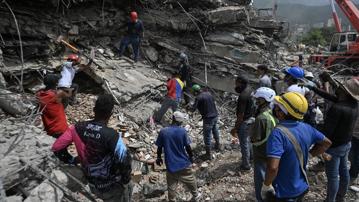 Cansancio, tristeza, rabia... una mezcla de sentimientos se respira en medio de una escena apocalíptica de edificios colapsados tras los terremotos que sacudió a Venezuela. Un mes más tarde muchos siguen luchando por recuperar a sus muertos entre un amasijo impenetrable de escombros.