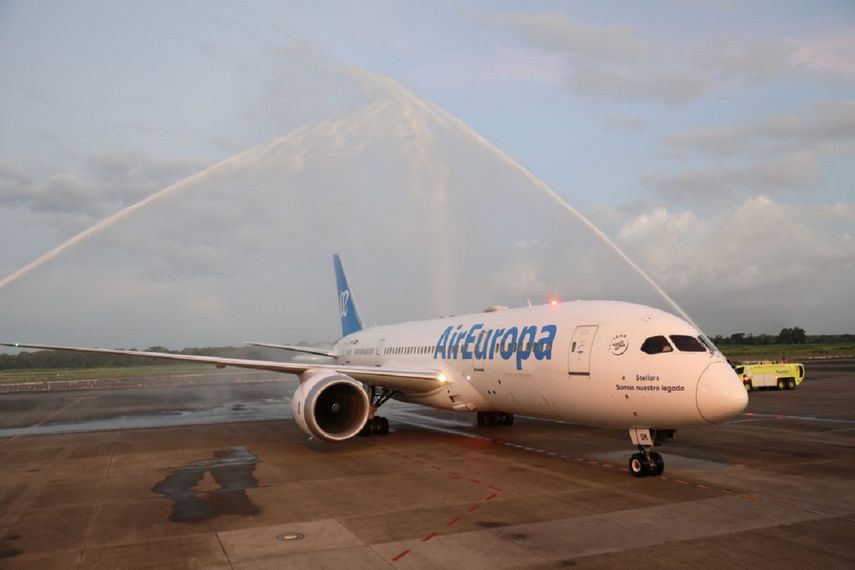 La aerolínea española Air Europa conectará este verano diariamente con Nueva York, La Habana, Medellín, Panamá y Asunción y aumentará a cinco sus frecuencias con Cancún (México) y Punta Cana (República Dominicana). La aerolínea española Air Europa conectará este verano diariamente con Nueva York, La Habana, Medellín, Panamá y Asunción y aumentará a cinco sus frecuencias con Cancún (México) y Punta Cana (República Dominicana).