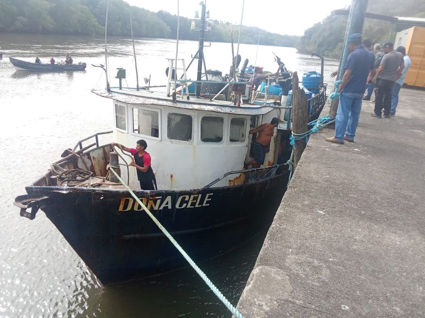 La embarcación ha sido retenida por MiAmbiente.