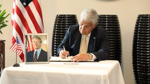 Mulino rinde homenaje a Jimmy Carter por su papel en la transferencia del Canal de Panamá