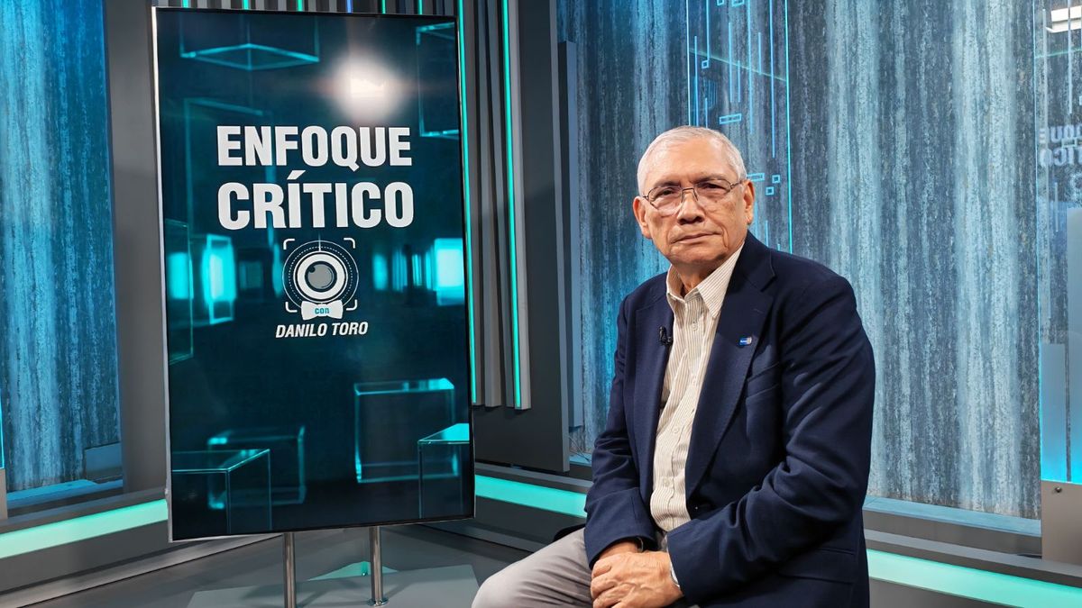 El empresario y fundador de Grupo Decolosal, Guillermo Villarreal, recordó en el programa Enfoque Crítico la evolución de su empresa desde una operación basada completamente en procesos artesanales hasta una industria apoyada en tecnología, y destacó el papel que mantiene el capital humano en medio de los cambios del mercado laboral y el empleo. El empresario y fundador de Grupo Decolosal, Guillermo Villarreal, recordó en el programa Enfoque Crítico la evolución de su empresa desde una operación basada completamente en procesos artesanales hasta una industria apoyada en tecnología, y destacó el papel que mantiene el capital humano en medio de los cambios del mercado laboral y el empleo.