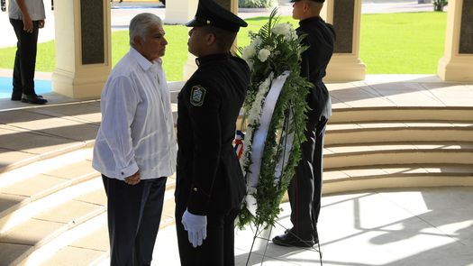 El presidente de la República, José Raúl Mulino, acompañado de la primera dama, Maricel Cohen de Mulino, rindió honor a los mártires del 9 de enero de 1964. El presidente de la República, José Raúl Mulino, acompañado de la primera dama, Maricel Cohen de Mulino, rindió honor a los mártires del 9 de enero de 1964.