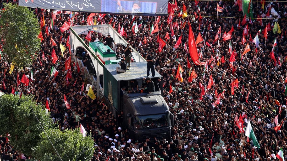 Aquí todo el mundo quiere vengarse, clama un iraní que, como miles de compatriotas, vino hasta Mashhad para el entierro del líder supremo Alí Jamenei en su ciudad natal. El féretro llegó al aeropuerto de Mashhad, en el noreste de Irán, a bordo de un avión civil escoltado por un caza. Aquí todo el mundo quiere vengarse, clama un iraní que, como miles de compatriotas, vino hasta Mashhad para el entierro del líder supremo Alí Jamenei en su ciudad natal. El féretro llegó al aeropuerto de Mashhad, en el noreste de Irán, a bordo de un avión civil escoltado por un caza.