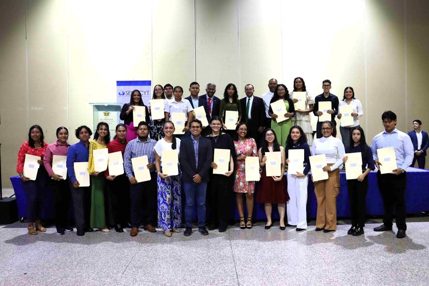 Estudiantes panameños reciben 204 becas al mérito por Ifarhu-Senacyt