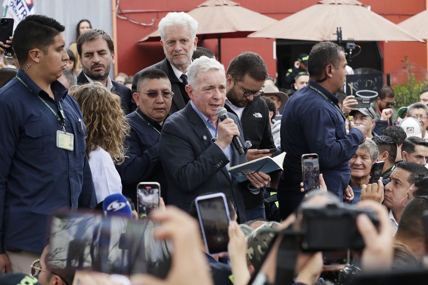 Justicia de Colombia revoca condena contra expresidente Uribe por soborno y fraude procesal