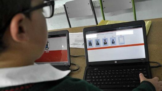 Pandemia obliga a escuelas de EEUU a alternar clases virtuales con presenciales