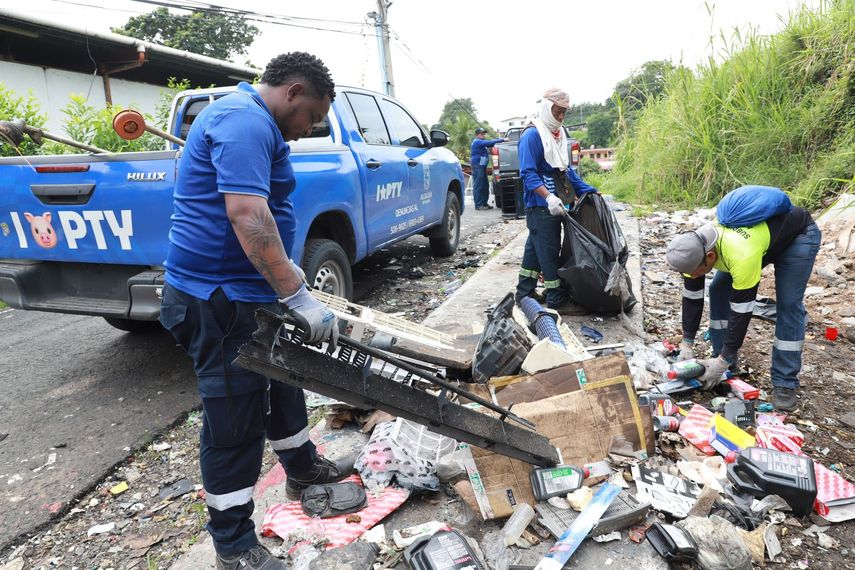 Toneladas de basura son extraídas alrededor del río Abajo en Pueblo Nuevo