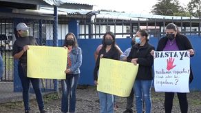 Padres de familia denunciaron ingreso de armas entre otras irregularidades en el Centro Educativo de Nueva California en Volcán, por lo cual piden al MEDUCA vigilancia y la presencia de inspectores en el plantel.