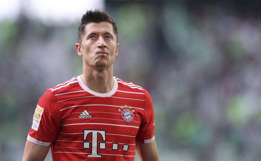 Los dirigentes del Bayern Múnich anunciaron este sábado haber llegado a un acuerdo con el FC Barcelona para el traspaso al equipo catalán de su atacante estrella, el internacional polaco Robert Lewandowski.