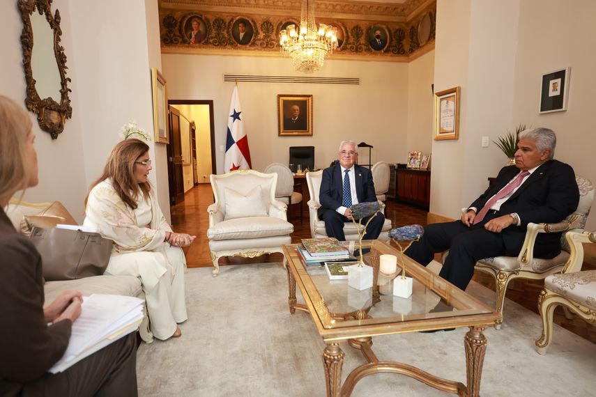 El presidente de la República de Panamá, José Raúl Mulino, recibió hoy, 1 de agosto, de la embajadora Marisol Argueta de Barillas, directora principal para América Latina del Foro Económico Mundial. El presidente de la República de Panamá, José Raúl Mulino, recibió hoy, 1 de agosto, de la embajadora Marisol Argueta de Barillas, directora principal para América Latina del Foro Económico Mundial.