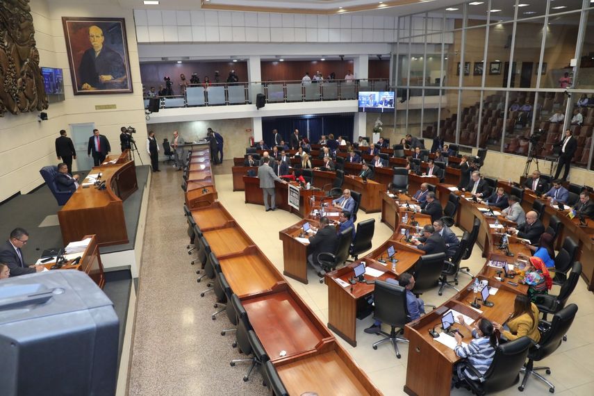 Diputados aprueban en segundo debate derogar contrato minero