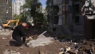 El presidente Volodimir Zelenski advirtió el viernes que Ucrania tiene derecho a bombardear instalaciones petroleras y militares de Rusia en respuesta al letal ataque que dejó 24 muertos en Kiev la víspera. En paralelo, Rusia y Ucrania intercambiaron este viernes 205 prisioneros de guerra de cada bando. El presidente Volodimir Zelenski advirtió el viernes que Ucrania tiene derecho a bombardear instalaciones petroleras y militares de Rusia en respuesta al letal ataque que dejó 24 muertos en Kiev la víspera. En paralelo, Rusia y Ucrania intercambiaron este viernes 205 prisioneros de guerra de cada bando.