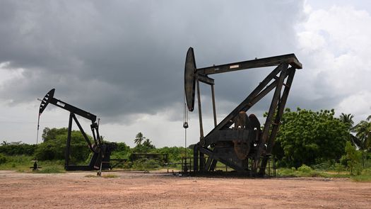 El petróleo cae ante dudas por acceso a las reservas de Venezuela.