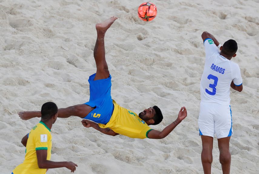 Brasil derrota a El Salvador y Uruguay a Omán en el Mundial de fútbol playa