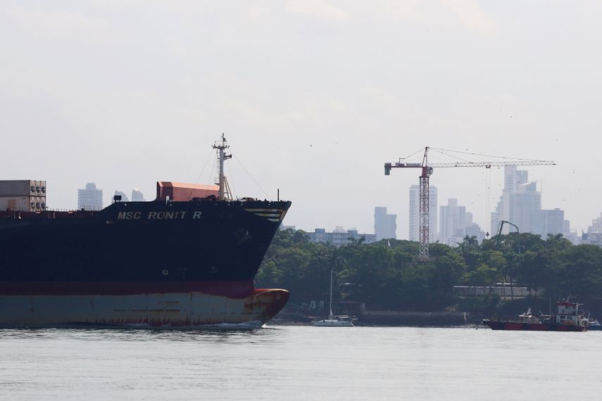 Las empresas interesadas en construir dos puertos en el Canal de Panamá presentarán este jueves la documentación legal, financiera y técnica solicitada en el marco de la licitación pública, que será analizada para determinar cuál puede avanzar en el proceso al reunir las condiciones para desarrollar los proyectos valorados en unos 2.600 millones de dólares. Las empresas interesadas en construir dos puertos en el Canal de Panamá presentarán este jueves la documentación legal, financiera y técnica solicitada en el marco de la licitación pública, que será analizada para determinar cuál puede avanzar en el proceso al reunir las condiciones para desarrollar los proyectos valorados en unos 2.600 millones de dólares.