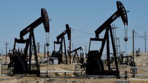 El petróleo subió por la debilidad del dólar