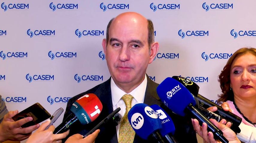 El titular del MEF destaca bondades del proyecto.