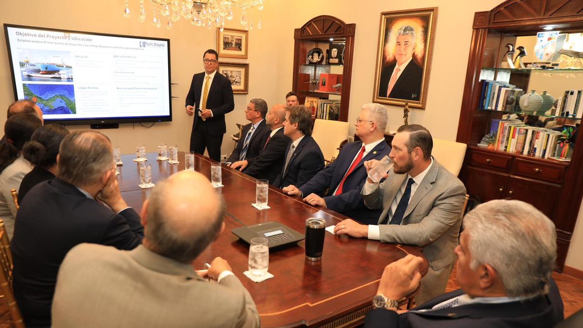 El presidente de la República, José Raúl Mulino, recibió este miércoles a los representantes de Royal Caribbean Group, quienes manifestaron su interés en el establecimiento de un dique seco flotante en el sector de Punta Piedra, Puerto Armuelles, provincia de Chiriquí, lo que generaría de 500 a 800 empleos en los próximos años. El presidente de la República, José Raúl Mulino, recibió este miércoles a los representantes de Royal Caribbean Group, quienes manifestaron su interés en el establecimiento de un dique seco flotante en el sector de Punta Piedra, Puerto Armuelles, provincia de Chiriquí, lo que generaría de 500 a 800 empleos en los próximos años.