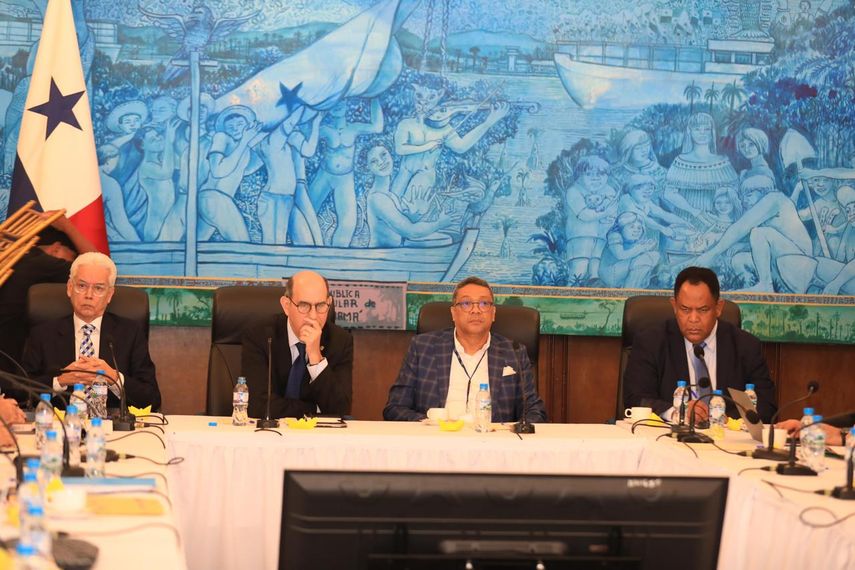 La mesa establecida para salvar el programa de pensiones de la Caja de Seguro Social (CSS) recibió este lunes dos nuevas propuestas. Estas fueron la que presentó la Asociación Nacional de Enfermeras de Panamá (ANEP), y la sustentada por la Federación Nacional de Asociaciones de Pacientes con Enfermedades Críticas, Crónicas y Degenerativas. La mesa establecida para salvar el programa de pensiones de la Caja de Seguro Social (CSS) recibió este lunes dos nuevas propuestas. Estas fueron la que presentó la Asociación Nacional de Enfermeras de Panamá (ANEP), y la sustentada por la Federación Nacional de Asociaciones de Pacientes con Enfermedades Críticas, Crónicas y Degenerativas.