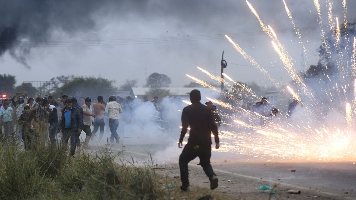 Contingente policial en Bolivia se enfrentó a los manifestantes. AFP Contingente policial en Bolivia se enfrentó a los manifestantes. AFP