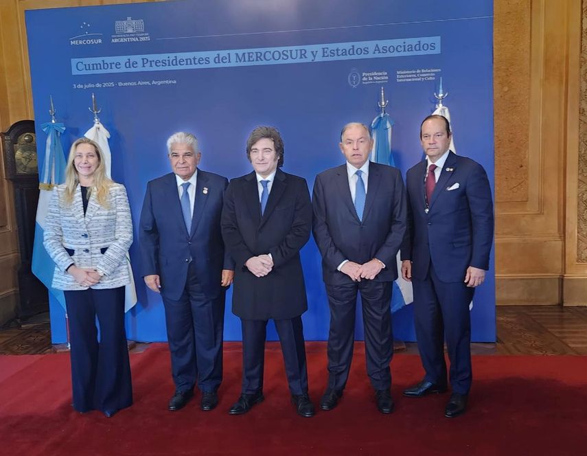 El presidente de Panamá, José Raúl Mulino, se reunió este jueves con su homólogo argentino, Javier Milei, en el marco de la LXVI Cumbre de mandatarios del Mercosur en Buenos Aires, para promover un "acuerdo de cooperación para el intercambio de conocimientos agrícolas". El presidente de Panamá, José Raúl Mulino, se reunió este jueves con su homólogo argentino, Javier Milei, en el marco de la LXVI Cumbre de mandatarios del Mercosur en Buenos Aires, para promover un "acuerdo de cooperación para el intercambio de conocimientos agrícolas".