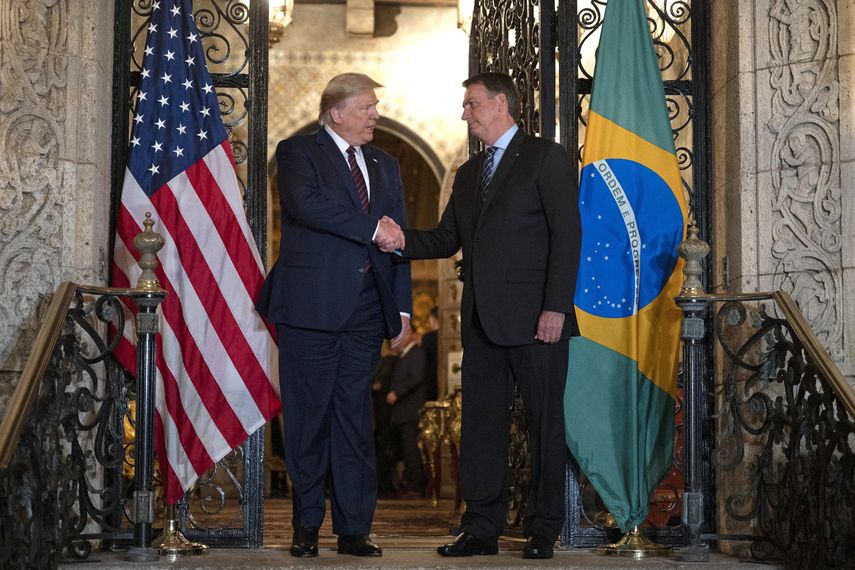 jair Bolsonaro estrecha la mano de Donald Trump, durante una visita en 2020. jair Bolsonaro estrecha la mano de Donald Trump, durante una visita en 2020.