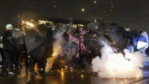 Tercera noche de protestas e incidentes en Minneapolis por joven muerto a manos de la policía