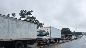 Transportistas de carga cerraron la Frontera de Panamá con Costa Rica, ante el veto del proyecto de ley 808 que congelaba el precio del combustible, ya que aducen que no ha sido clara la información sobre el beneficio para este sector.