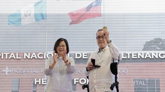 Presidente de Guatemala llega a Taiwán en visita criticada por China