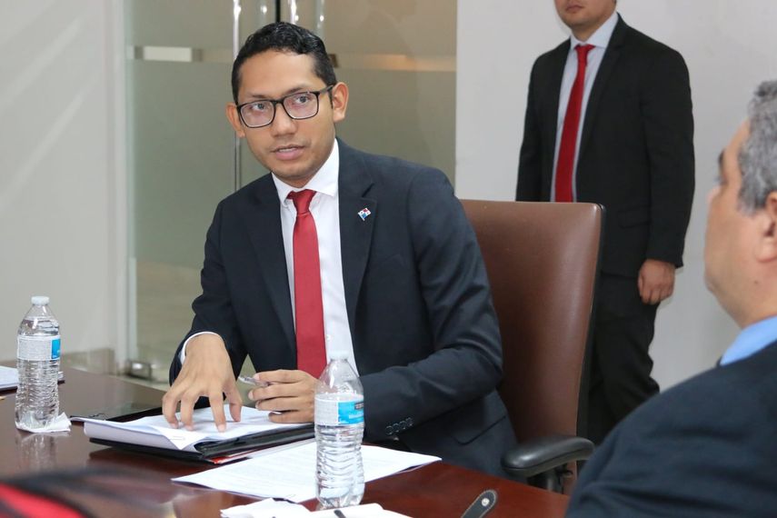 Bernardo Meneses es objeto de una investigación penal por la entrega irregular de auxilios económicos.