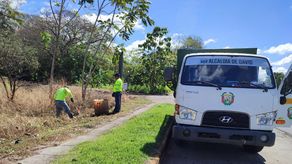 Unos 40 funcionarios del departamento de ornato y aseo del Municipio de David salen diariamente a las calles a realizar labores de limpieza en sitios específicos donde abundan los desechos.