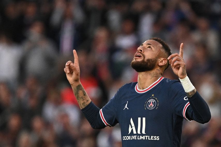 La estrella brasileña del París Saint-Germain Neymar fue operado con éxito de su tobillo derecho, este viernes en Doha, lo que le impedirá jugar en lo que resta de temporada, informó el campeón de Francia. 