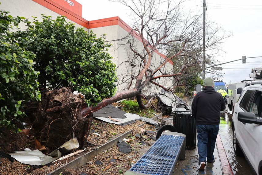 Un tornado arrancó techos y arrastró vehículos en una ciudad del sur de California este miércoles, mientras una tormenta azota con fuerza el oeste de Estados Unidos.