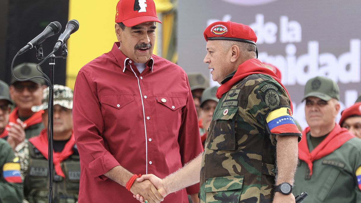 El secretario general del gobernante Partido Socialista Unido de Venezuela (PSUV), Diosdado Cabello, volvió a exigir este viernes unidad en las filas del chavismo y aseguró que no hay espacio para personalismos ni grupitos ante la situación que enfrenta el país, tras un mes de la captura del presidente venezolano, Nicolás Maduro, por parte de EE.UU. El secretario general del gobernante Partido Socialista Unido de Venezuela (PSUV), Diosdado Cabello, volvió a exigir este viernes unidad en las filas del chavismo y aseguró que no hay espacio para personalismos ni grupitos ante la situación que enfrenta el país, tras un mes de la captura del presidente venezolano, Nicolás Maduro, por parte de EE.UU.