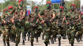 Militares opositores a Maduro permanecen en embajada panameña