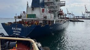 Carguero ucraniano zarpa del puerto de Odesa