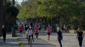 Españoles salen a pasear y una parte del mundo inicia poco a poco su desconfinamiento