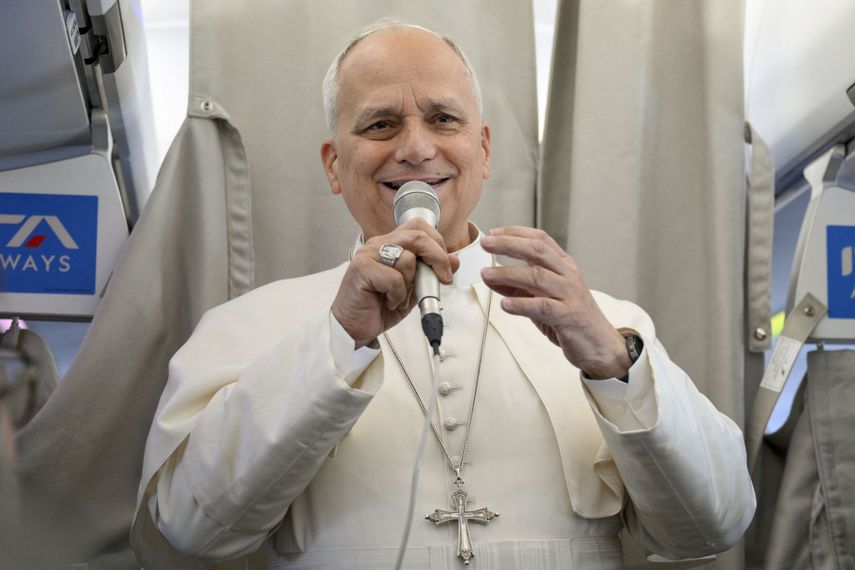 El papa respondió a una periodista en el avión. AFP