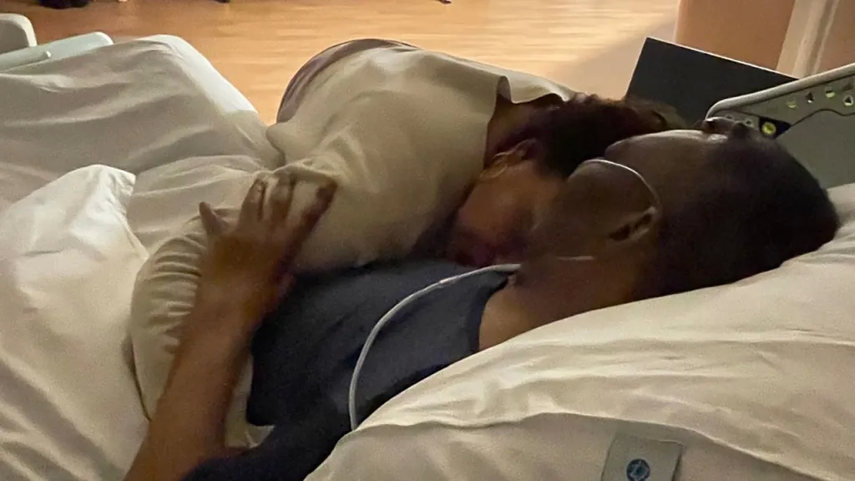 En esta foto compartida por Kely Nascimento en Instagram a última hora del 23 de diciembre, se ve a la familia de Pele apoyándolo en el hospital. Kely Crédito: Nascimento/Instagram