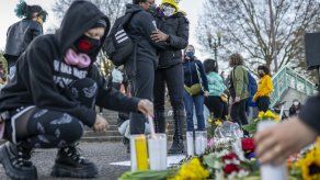 Familia Floyd y deudos de joven muerto hacen causa común contra violencia policial en EEUU