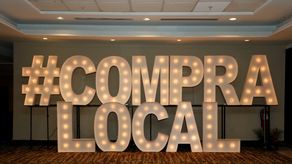 {alttext(,CCIAP inaugura exhibición que incentiva #Compra Local en estas fiestas de fin de año )}
