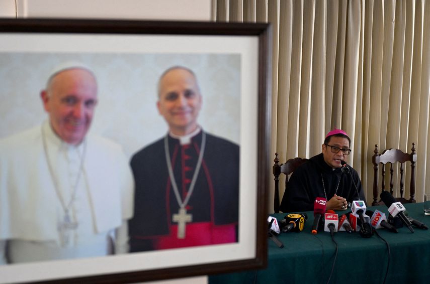 León XIV explicó este sábado que eligió su nombre papal por su compromiso con la cuestión social ante los desafíos de la nueva revolución industrial y los retos de la inteligencia artificial, durante un encuentro con cardenales. León XIV explicó este sábado que eligió su nombre papal por su compromiso con la cuestión social ante los desafíos de la nueva revolución industrial y los retos de la inteligencia artificial, durante un encuentro con cardenales.
